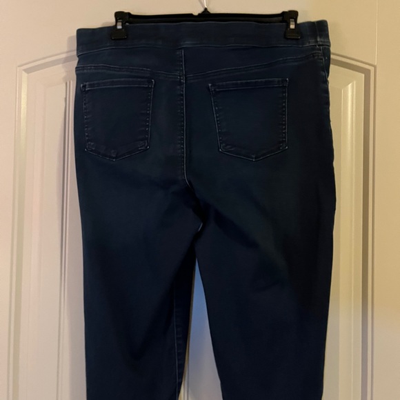 Gloria Vanderbilt Navy Slimming Capris - Picture 2 of 3